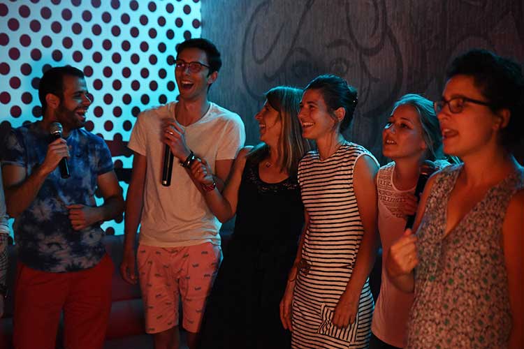 Groupe d'adultes chantant dans un des karaoké box d'exalto dardilly
