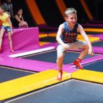 Enfant sautant sur l'espace trampoline d'Exalto Dardilly