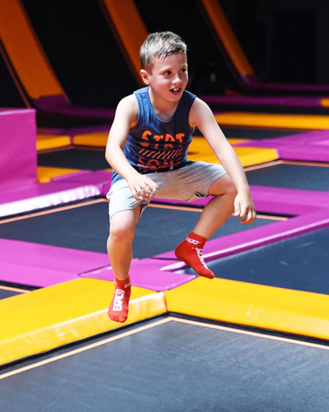 Un enfant saute sur les trampolines d'Exalto